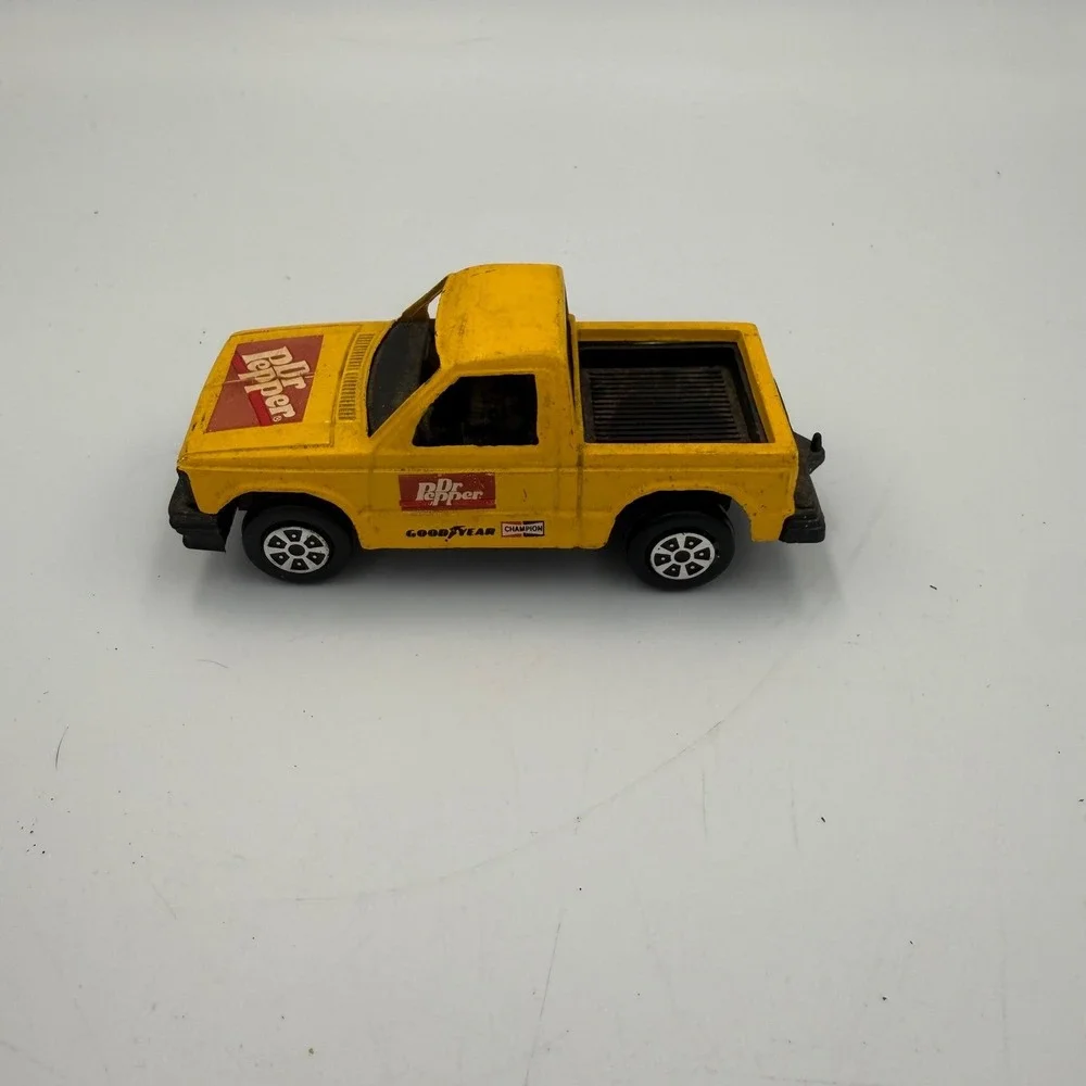 Tootsietoy Chevy S-10 Pickup Truck Dr Pepper Yellow Diecast Vintage Toy 4 Inch